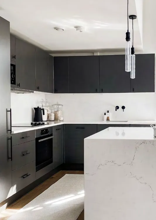 Cocina con muebles gris oscuro antes de forrar