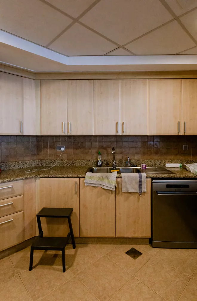 Cocina antes de vinilar: muebles de madera y azulejo oscuro (foto de catálogo de Cover Styl')