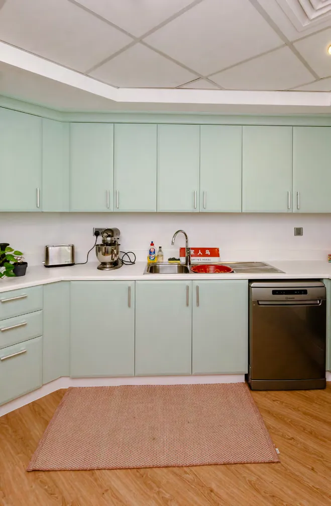 La misma cocina con los frentes en verde mate (foto de catálogo de Cover Styl')