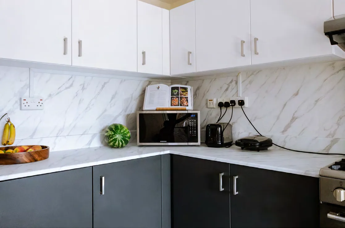 Cocina con piedra NE31 Statuary White y frentes NE81 Eclipse
