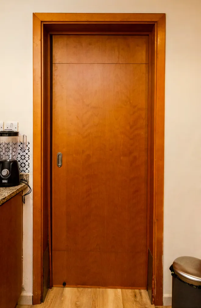 Puerta de paso de madera rojiza antes de forrarla