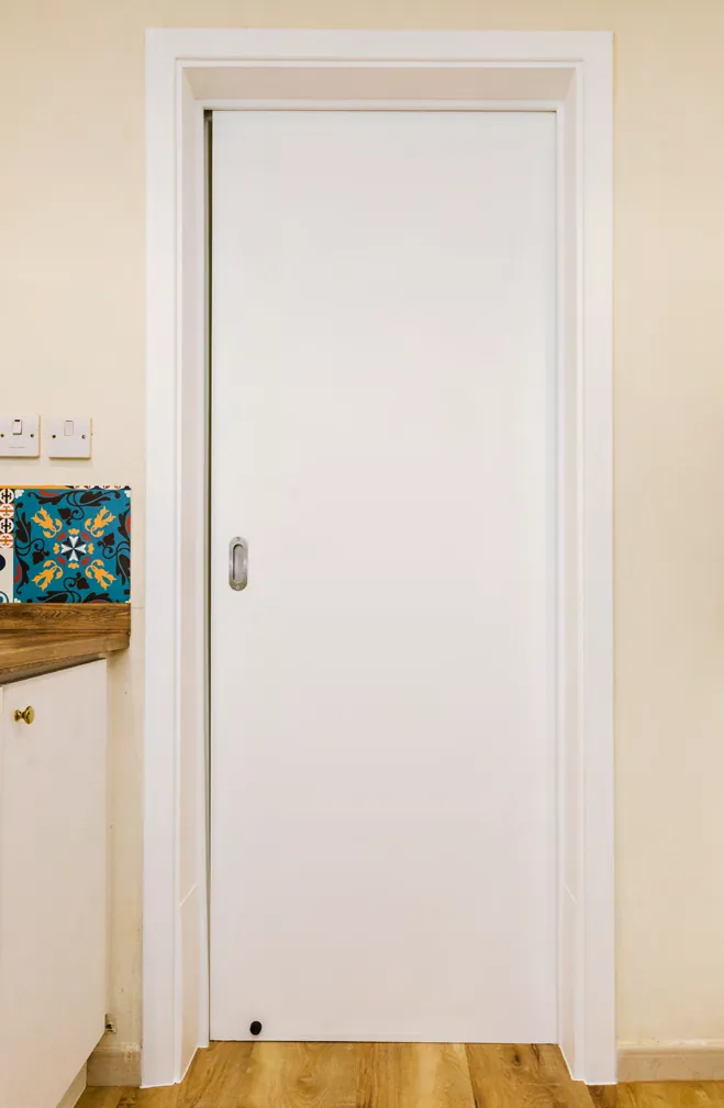 La misma puerta forrada en blanco J3 Ultra White
